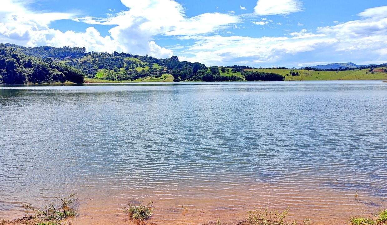 Terreno grande 3.000 metros pé na água a venda represa Jaguari em Joanópolis SP (3)