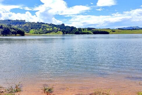 Terreno 3.000m² pé na água