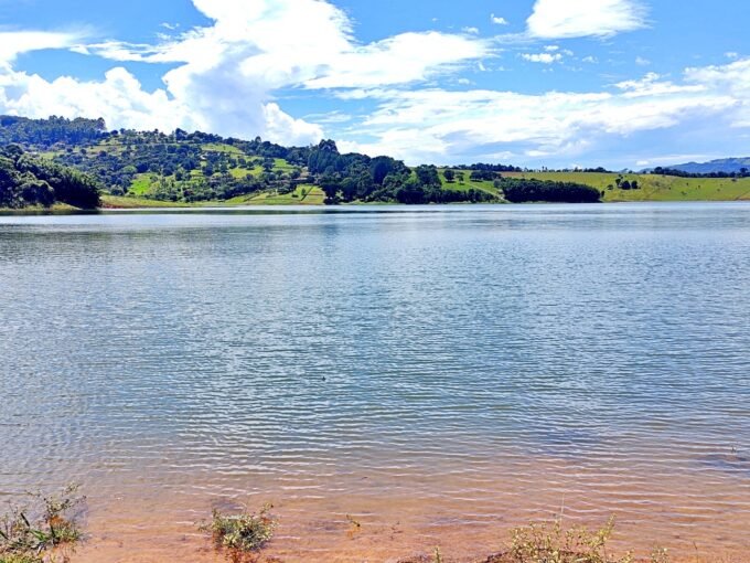 Terreno 3.000m² pé na água
