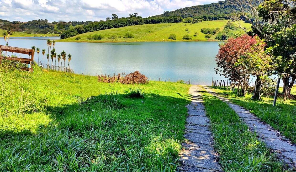 Terreno grande 3.000 metros pé na água a venda represa Jaguari em Joanópolis SP (6)