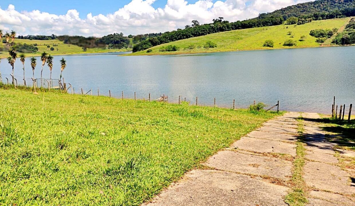 Terreno grande 3.000 metros pé na água a venda represa Jaguari em Joanópolis SP (8)